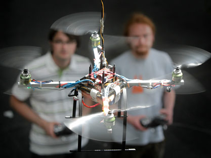 Flugversuche mit einem Quadrocopter an der TU Ilmenau Flugversuche mit einem Quadrocopter an der TU Ilmenau