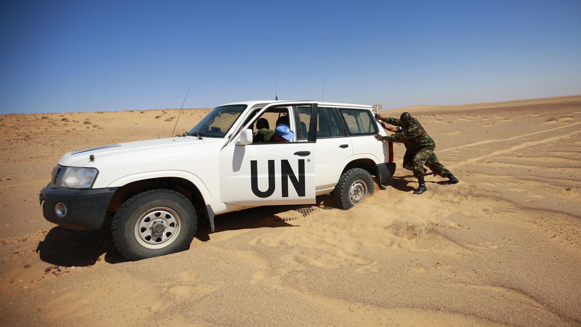 Mitglieder des Military Liaison Office of the UN Mission for the Referendum in Western Sahara (MINURSO), versuchen in Oum Dreyga (Westsahara), ihr Auto aus dem Sand zu bewegen. Mitglieder des Military Liaison Office of the UN Mission for the Referendum in Western Sahara (MINURSO), versuchen in Oum Dreyga (Westsahara), ihr Auto aus dem Sand zu bewegen.