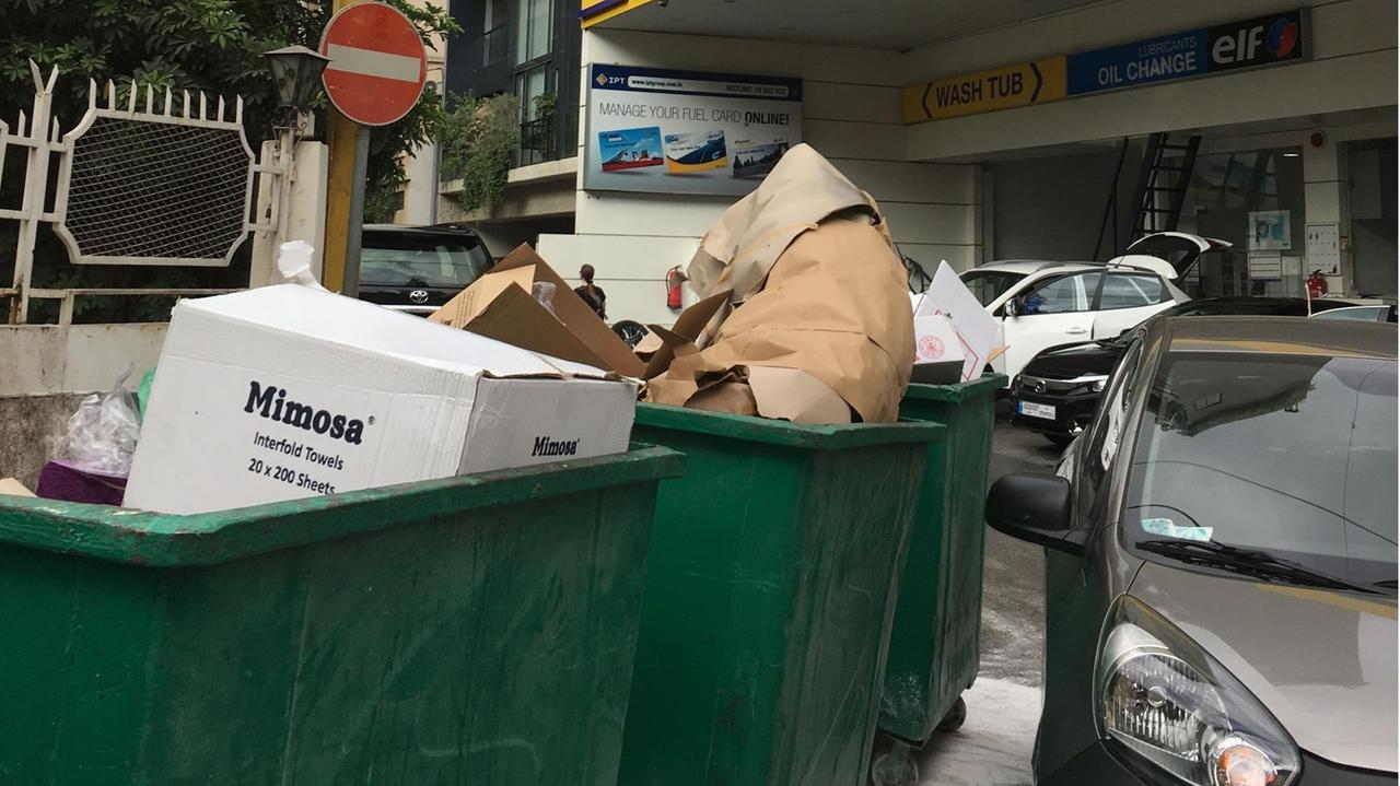 Grüne Müll-Container in der libanesischen Hauptstadt Beirut mit viel Pappe. Grüne Müll-Container in der libanesischen Hauptstadt Beirut mit viel Pappe.