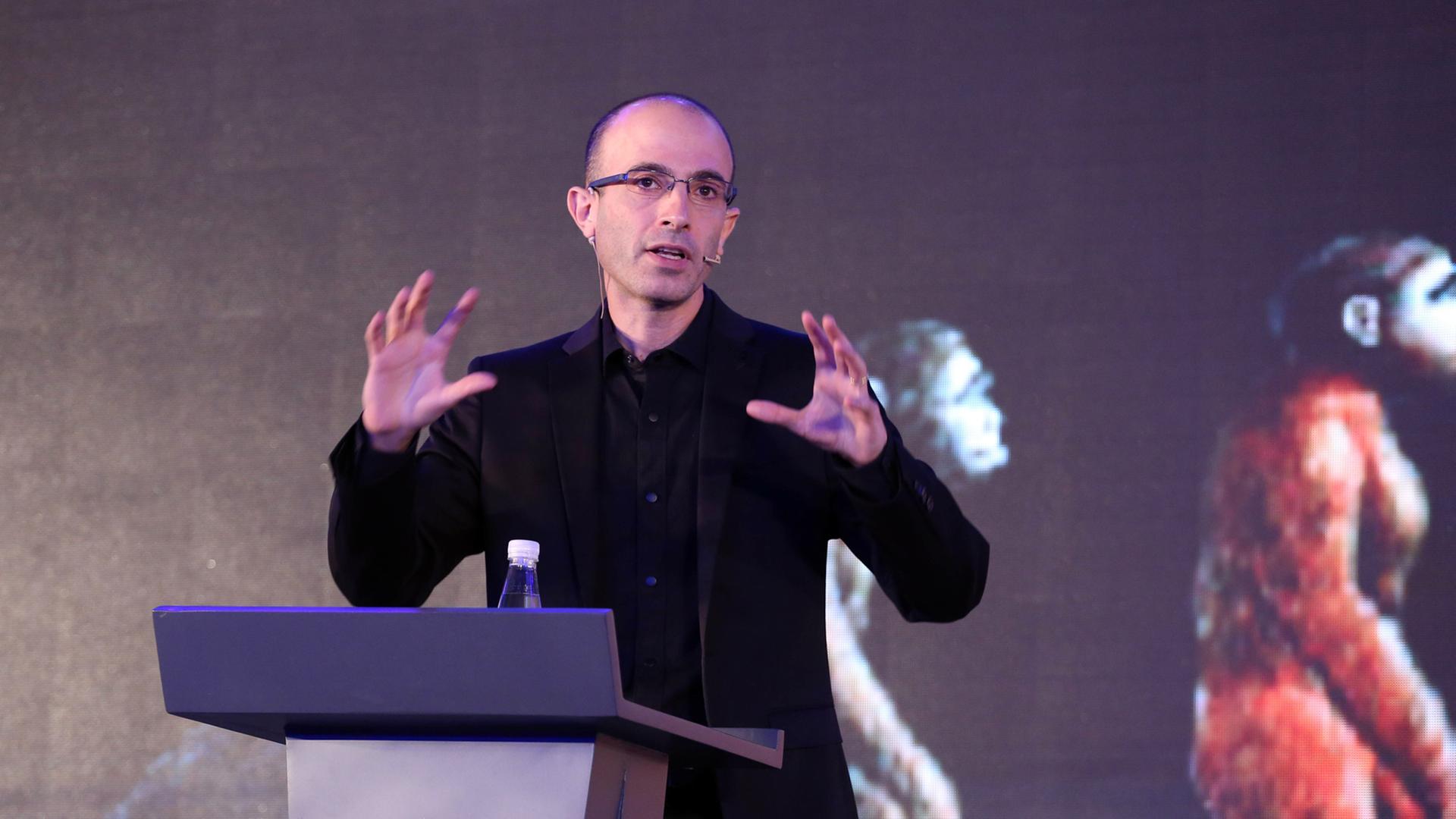 Der israelische Historiker Yuval Harari spricht über Künstliche Intelligenz, aufgenommen in Peking im Jahr 2017 Der israelische Historiker Yuval Harari spricht über Künstliche Intelligenz, aufgenommen in Peking im Jahr 2017
