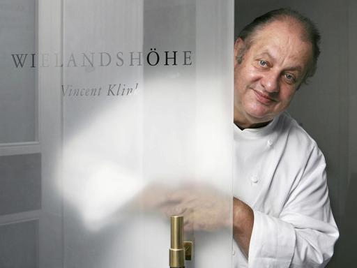 Der Fernsehkoch und Chef des Sterne-Restaurants Wielandshöhe, Vincent Klink, am Freitag hinter der Eingangstür seines Restaurants in Stuttgart.