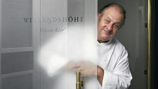 Der Fernsehkoch und Chef des Sterne-Restaurants Wielandshöhe, Vincent Klink, am Freitag hinter der Eingangstür seines Restaurants in Stuttgart.