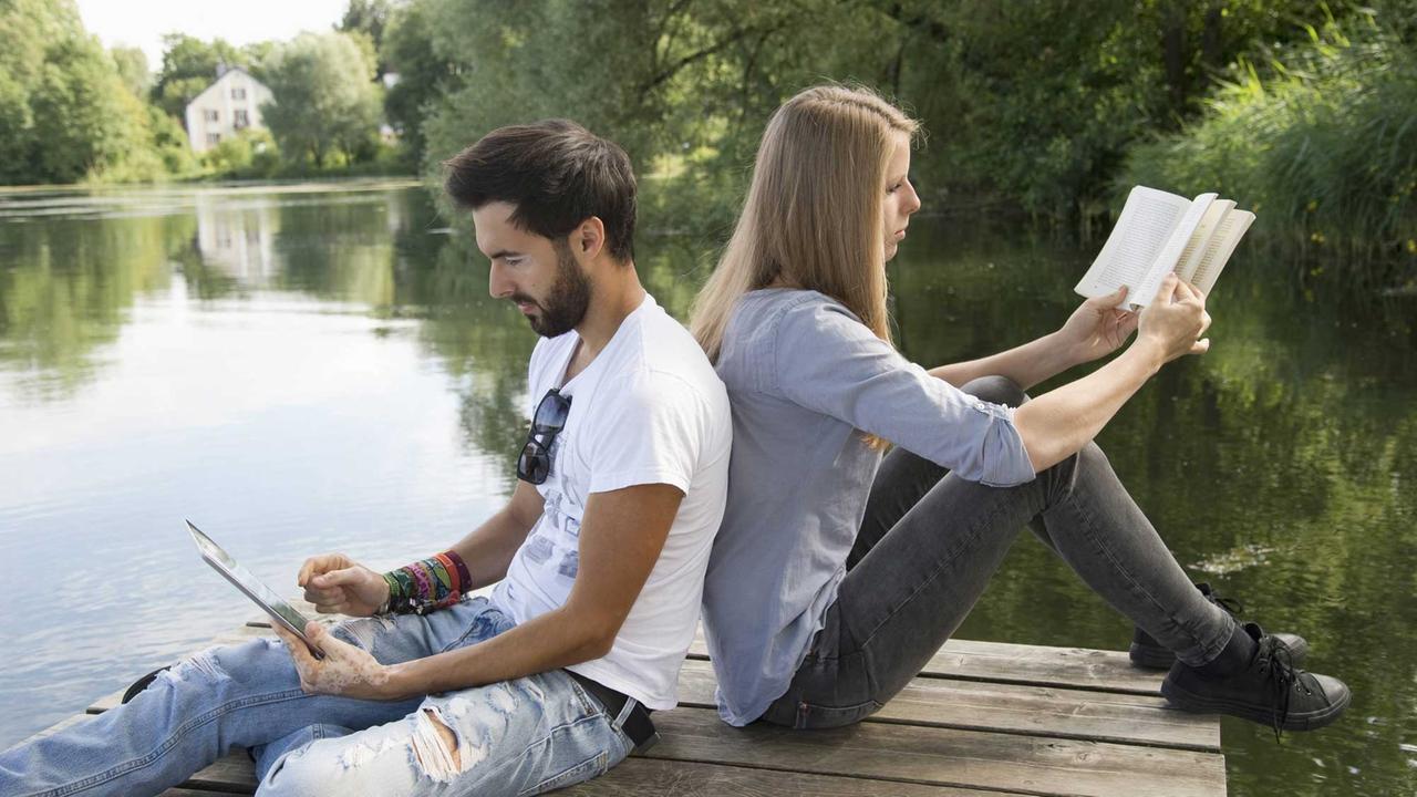 E-Book kontra Papierbuch - Vor- und Nachteile haben beide. E-Book kontra Papierbuch - Vor- und Nachteile haben beide.