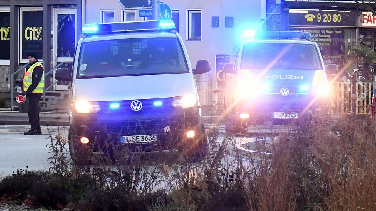 Polizeifahrzeuge bringen Abu Walaa, den mutmaßlichen Anführer der Terrormiliz Islamischer Staat (IS) in Deutschland, zu einer Verhandlung im Oberlandesgericht Celle