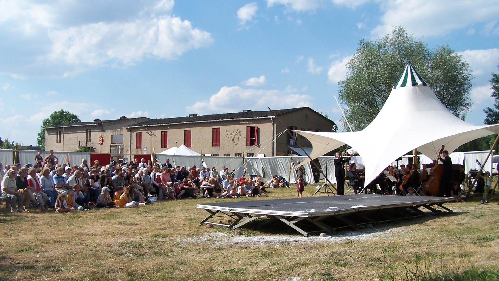 "Dorf macht Oper" am 21.06.2008 in Klein Leppin in der Prignitz. "Dorf macht Oper" am 21.06.2008 in Klein Leppin in der Prignitz.