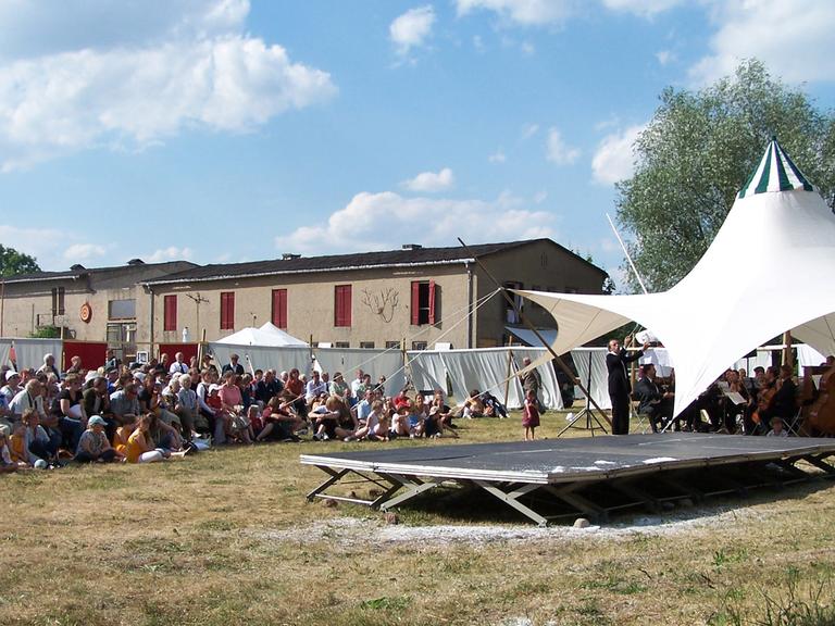 "Dorf macht Oper" am 21.06.2008 in Klein Leppin in der Prignitz.