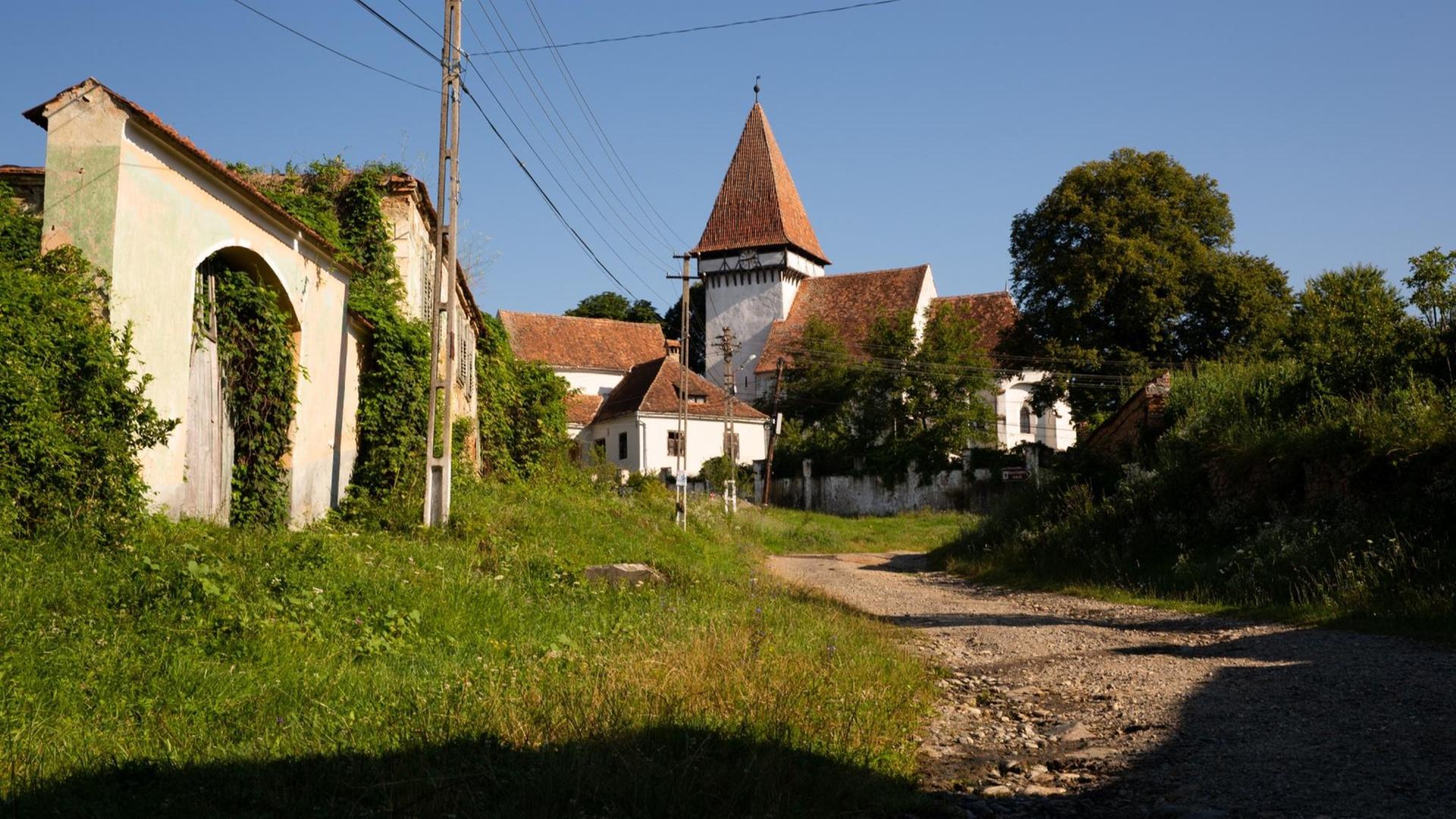 Blick auf die Kirche von Somartin, einst ein siebenbürgisch-sächsischer Ort Blick auf die Kirche von Somartin, einst ein siebenbürgisch-sächsischer Ort