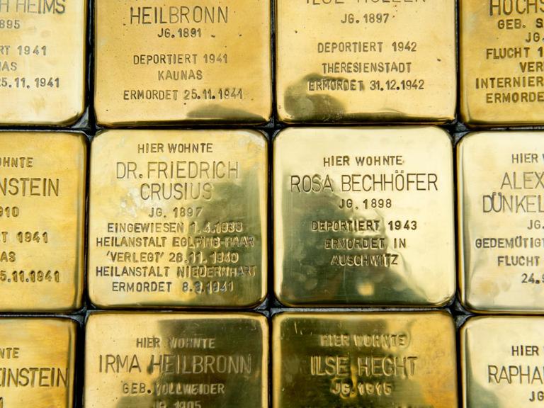 Stolpersteine mit den Namen von deportierten Juden sind am 09.06.2015 in München (Bayern) auf dem Königsplatz zu sehen.