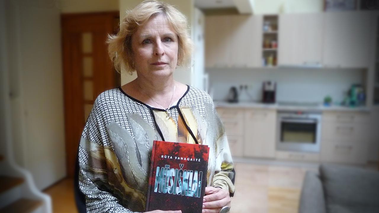 Frau im Halbportrait mit einem Buch in ihren Händen Frau im Halbportrait mit einem Buch in ihren Händen