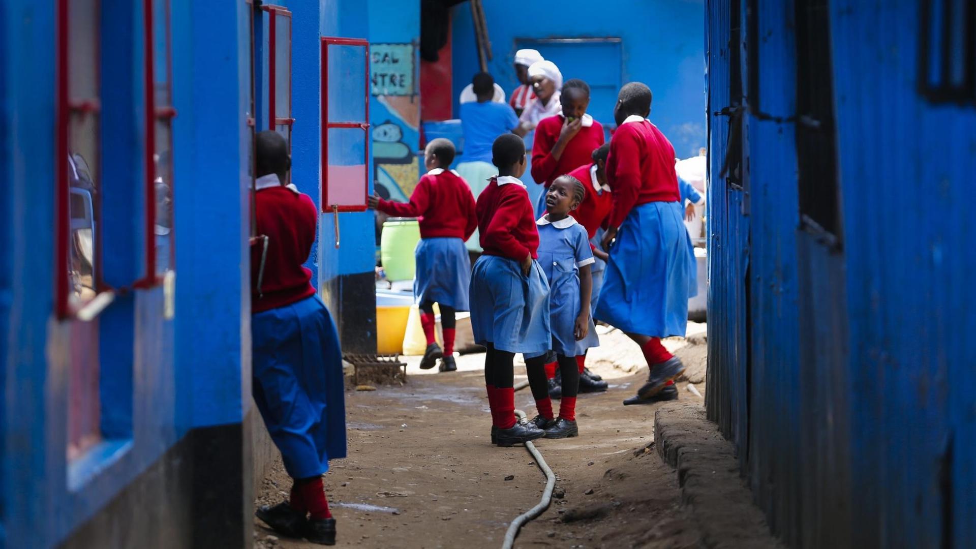 Schulkinder vor ihrem Klassenzimmer in Kibera, dem größten Slum Afrikas, in Nairobi, Kenia. Schulkinder vor ihrem Klassenzimmer in Kibera, dem größten Slum Afrikas, in Nairobi, Kenia.