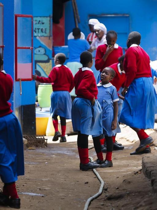 Schulkinder vor ihrem Klassenzimmer in Kibera, dem größten Slum Afrikas, in Nairobi, Kenia.