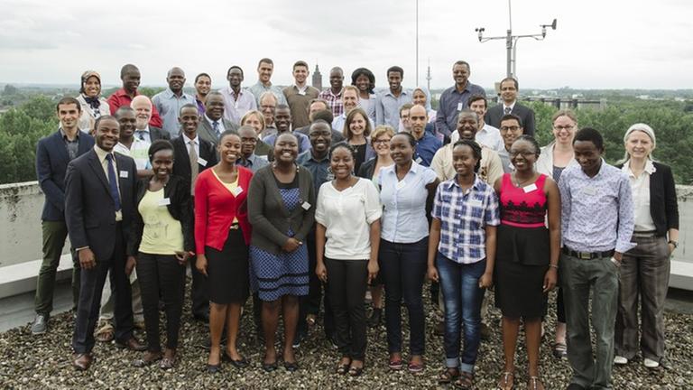 Gruppenfoto des ersten Studienjahrgangs des Instituts für Wasser- und Energiewissenschaften der Panafrikanischen Universität Gruppenfoto des ersten Studienjahrgangs des Instituts für Wasser- und Energiewissenschaften der Panafrikanischen Universität