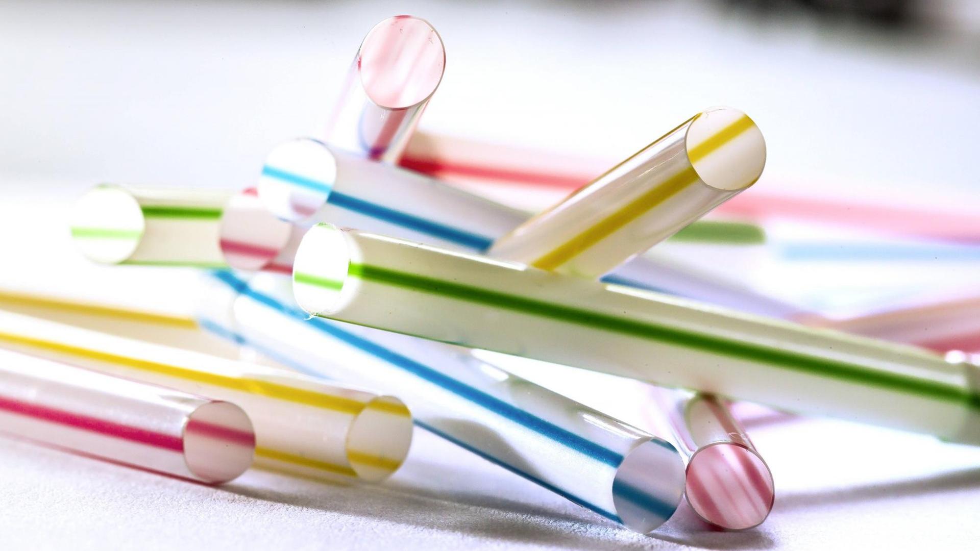 Bunte Plastik-Strohhalme Bunte Plastik-Strohhalme