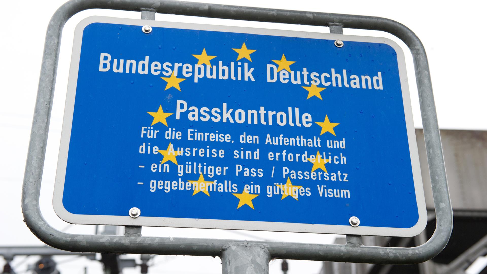 Ein Schild das auf die Passkontrolle bei der Einreise in die Bundesrepublik Deutschland hinweist, aufgenommen am 04.11.2010 an der Hafeneinfahrt des Hafen Anklam im Landkreis Ostvorpommern. Foto:Stefan Sauer