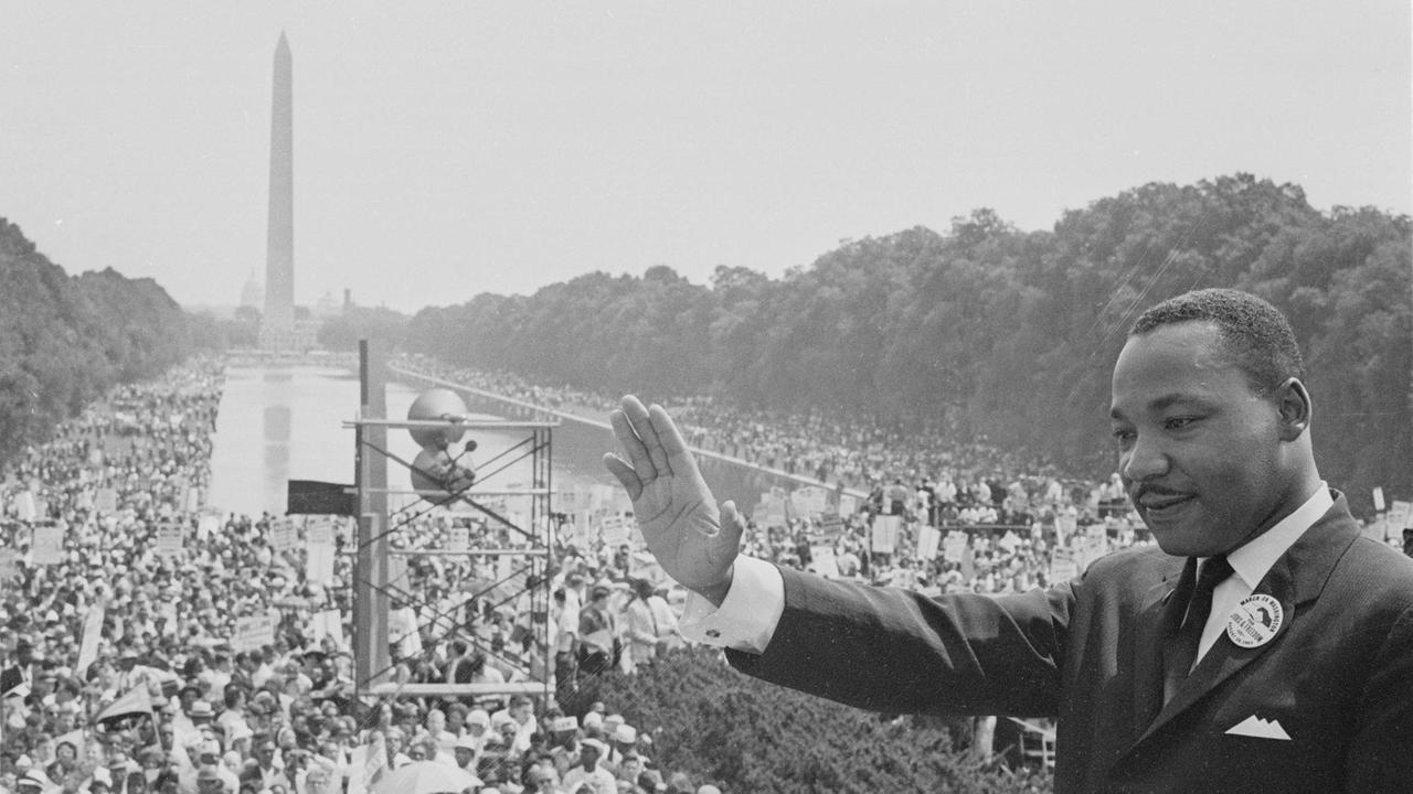 Martin Luther King steht anlässlich des Marsches auf Washington für Arbeit und Freiheit vor tausenden Demonstranten am Lincoln Memorial in Washington. Das Foto wurde am Tag seiner berühmten "I have a Dream"-Rede aufgenommen. Martin Luther King steht anlässlich des Marsches auf Washington für Arbeit und Freiheit vor tausenden Demonstranten am Lincoln Memorial in Washington. Das Foto wurde am Tag seiner berühmten "I have a Dream"-Rede aufgenommen.