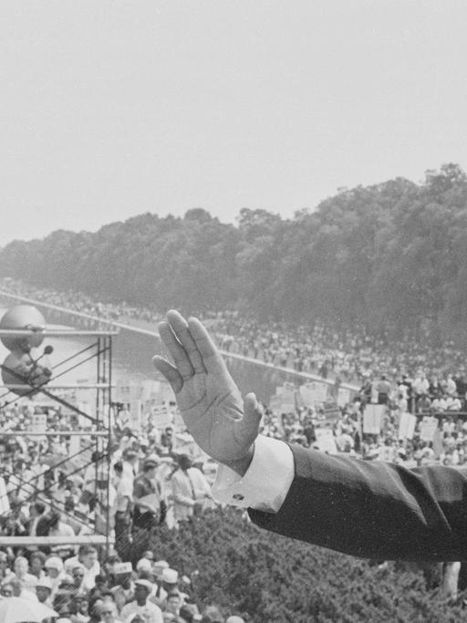 Martin Luther King steht anlässlich des Marsches auf Washington für Arbeit und Freiheit vor tausenden Demonstranten am Lincoln Memorial in Washington. Das Foto wurde am Tag seiner berühmten "I have a Dream"-Rede aufgenommen.