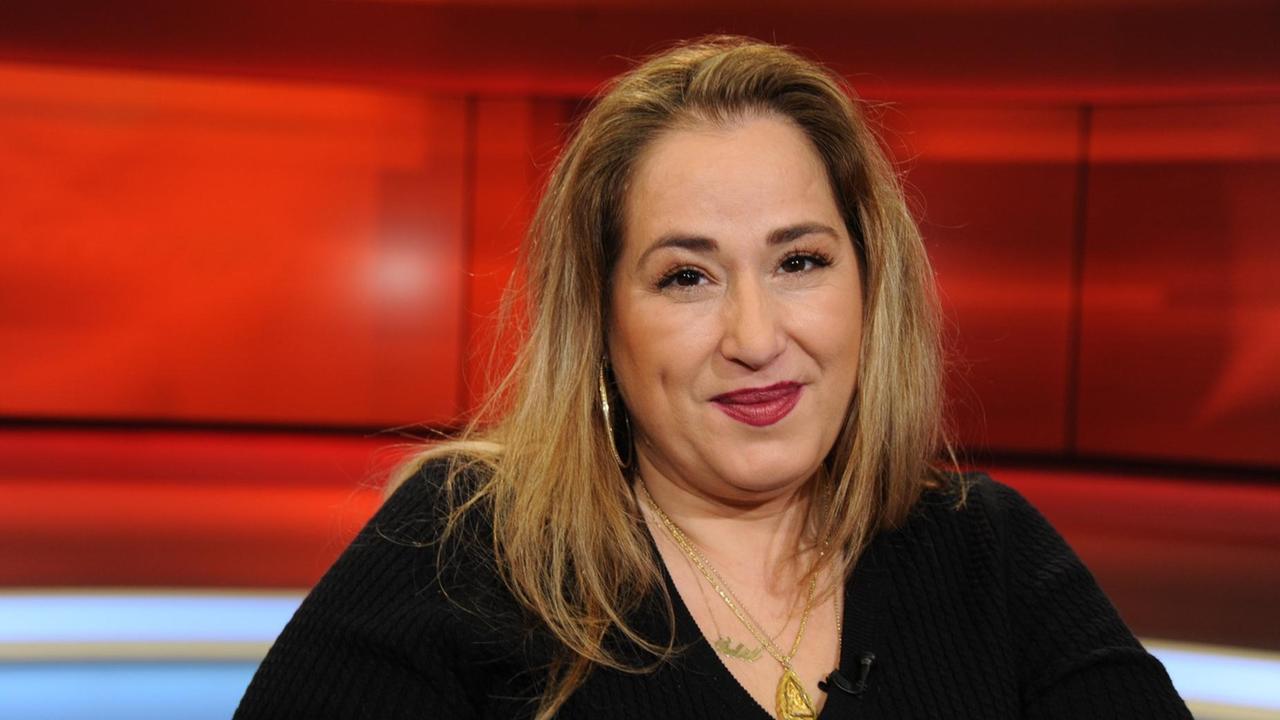 Idil Baydar blickt lächelnd in die Kamera. Idil Baydar blickt lächelnd in die Kamera.