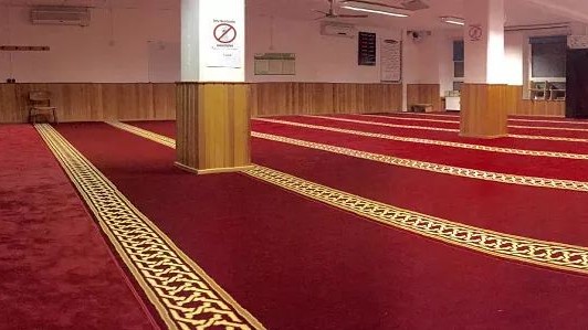 Der Gebetsraum der Hamburger El-Iman-Moschee steht wegen der Coronapandemie seit Wochen leer. An einer Säule hängt ein Schild mit Hinweisen für die bevorstehende Öffnung unter Sicherheitsauflagen. Der Gebetsraum der Hamburger El-Iman-Moschee steht wegen der Coronapandemie seit Wochen leer. An einer Säule hängt ein Schild mit Hinweisen für die bevorstehende Öffnung unter Sicherheitsauflagen.