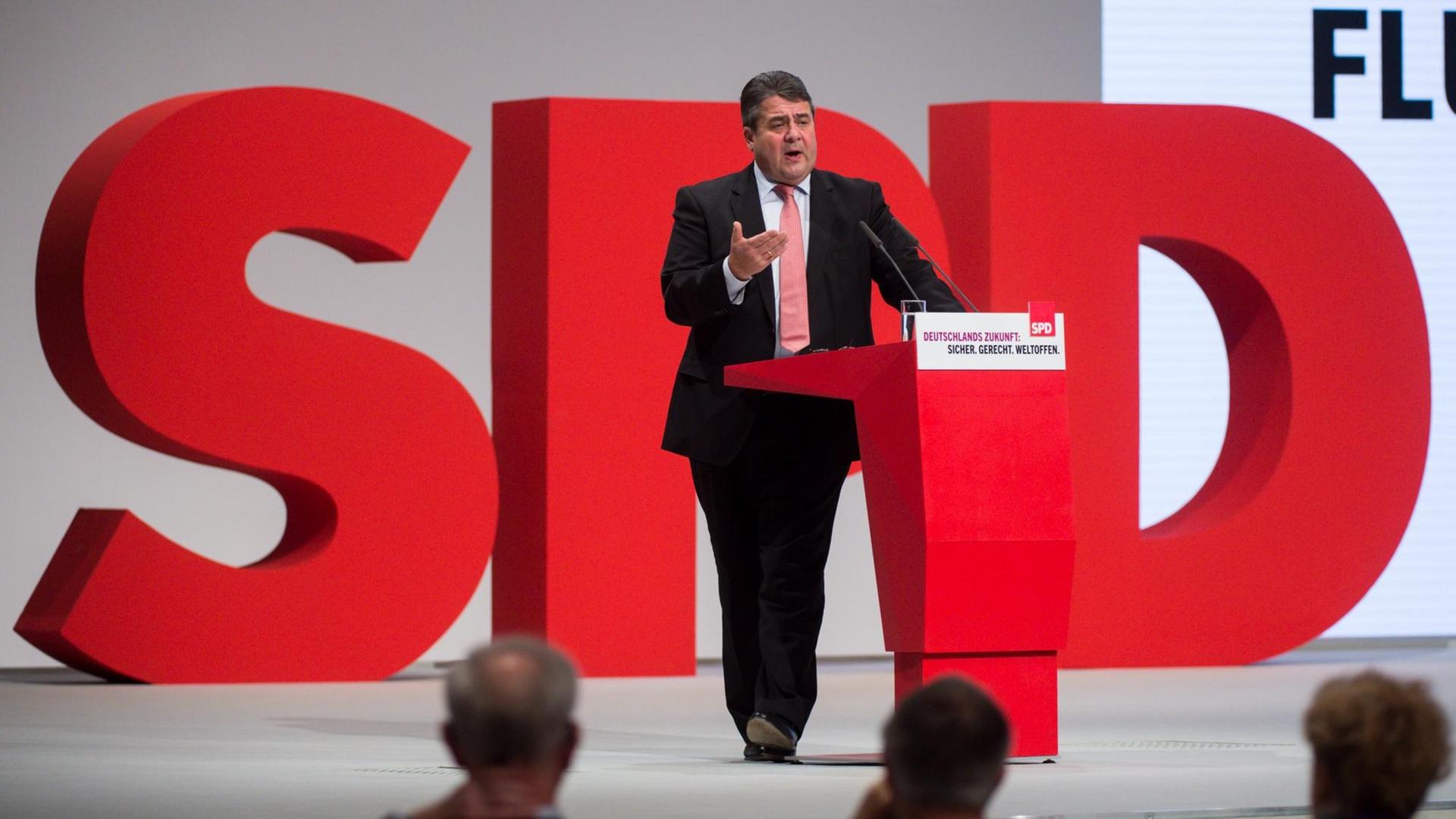 SPD-Parteichef Sigmar Gabriel auf dem Parteitag in Berlin am 10.12.2015. SPD-Parteichef Sigmar Gabriel auf dem Parteitag in Berlin am 10.12.2015.