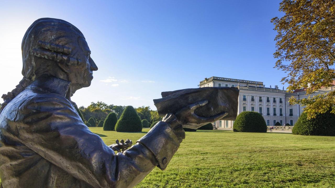 Im Park des Schloss Esterhazy steht die Statue von Joseph Haydn.