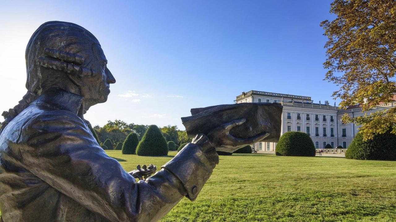 Im Park des Schloss Esterhazy steht die Statue von Joseph Haydn. Im Park des Schloss Esterhazy steht die Statue von Joseph Haydn.