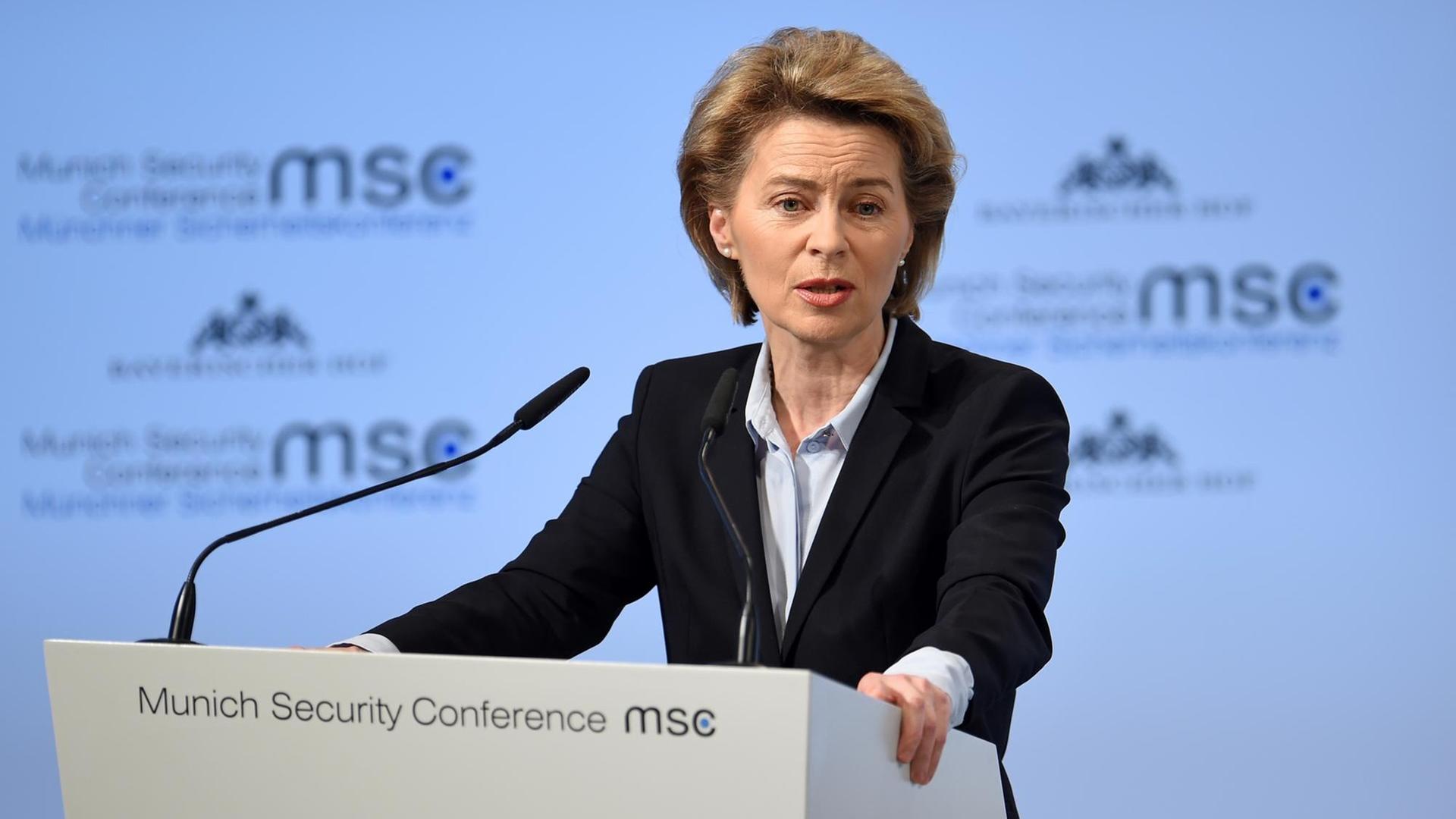 Ursula von der Leyen (CDU), Bundesverteidigungsministerin, spricht am 16.02.2018 auf der 54. Münchner Sicherheitskonferenz im Hotel Bayerischer Hof. Ursula von der Leyen (CDU), Bundesverteidigungsministerin, spricht am 16.02.2018 auf der 54. Münchner Sicherheitskonferenz im Hotel Bayerischer Hof.