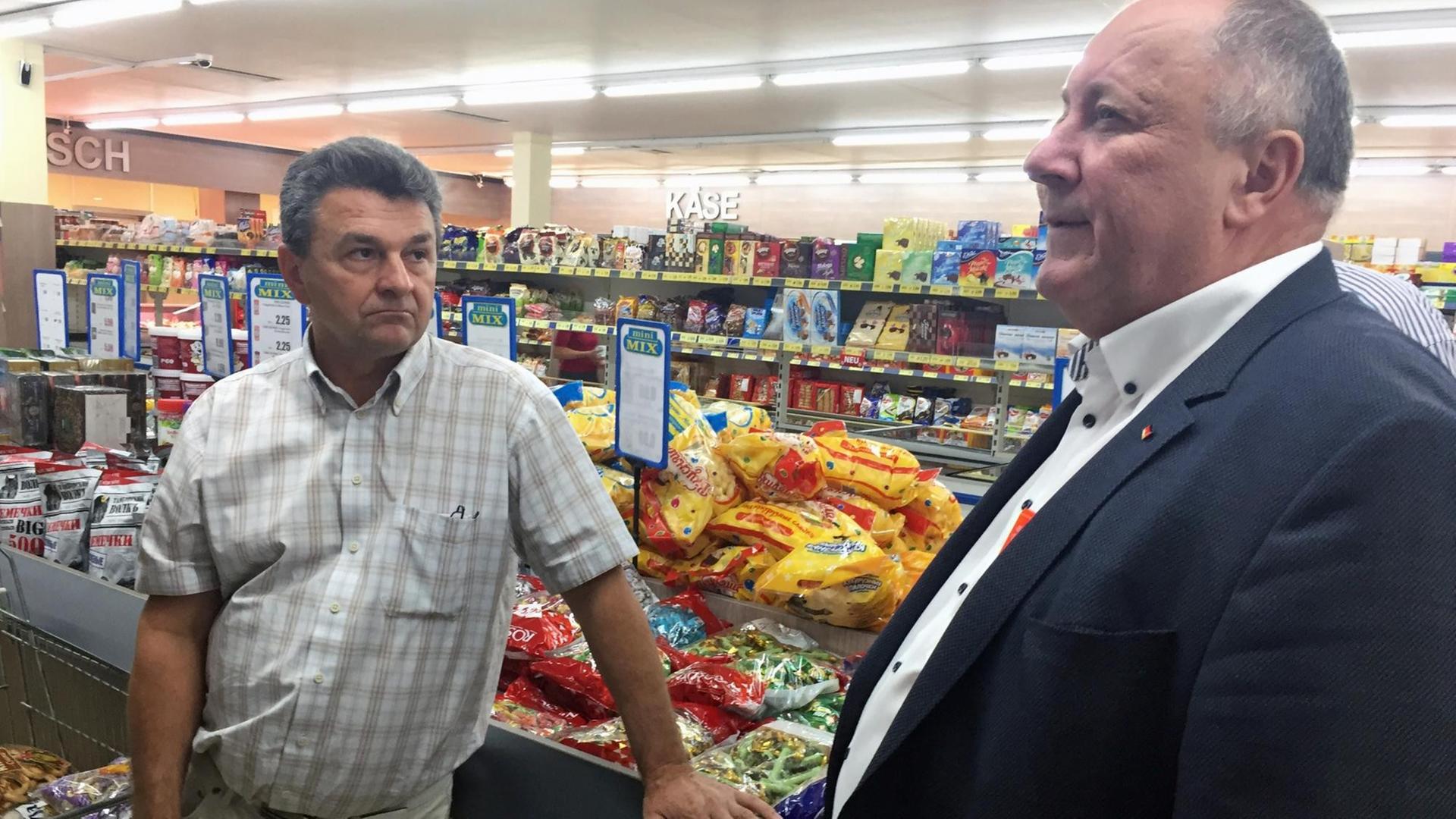 Heinrich Zertik mit einem Kunden im Mix-Markt in Arnsberg (NRW) im August 2017. Heinrich Zertik mit einem Kunden im Mix-Markt in Arnsberg (NRW) im August 2017.