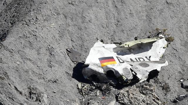 Ein Trümmerteil der zerstörten Germanwings-Maschin mit ihrer Zulassung D-AIPX
