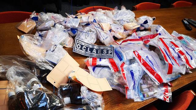 Das undatierte, von Europol herausgegebene Foto zeigt beschlagnahmte Dopingmittel an einem unbekannten Ort in Frankreich.