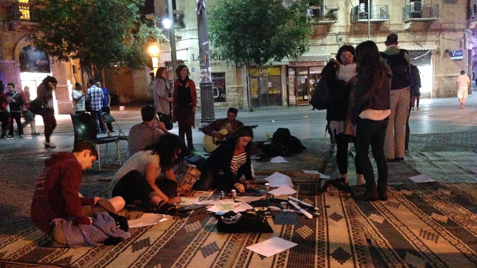 Auch auf dem Zionsplatz im Zentrum der Jerusalemer Neustadt hat das Projekt "Erinnerungen im Wohnzimmer" einen Treffpunkt arrangiert - mit Teppichen auf dem Boden