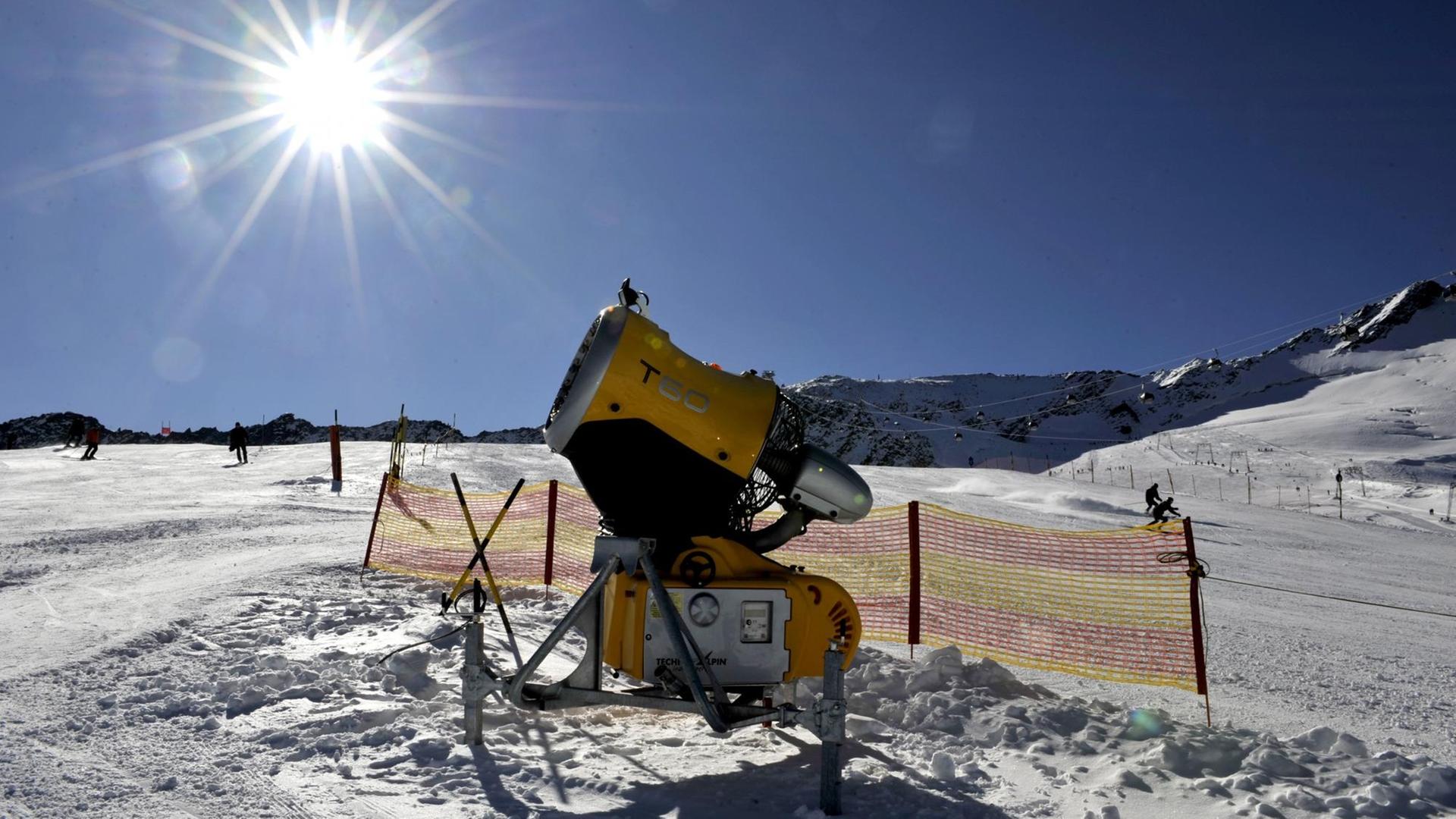Kunstschnee,Wintersport,Wintersportgebiet,Skigebiet,Landschaft,Alpen,Schneekanone auf dem Rettenbachgletscher in Sölden/Tirol am 09.10.2008 Kunstschnee,Wintersport,Wintersportgebiet,Skigebiet,Landschaft,Alpen,Schneekanone auf dem Rettenbachgletscher in Sölden/Tirol am 09.10.2008