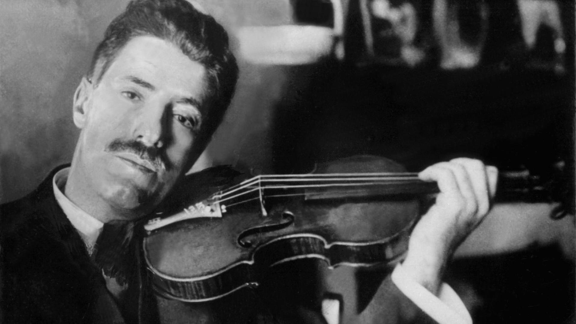 Der österreichische Violinist und Komponist Fritz Kreisler mit seiner Geige (undatierte Aufnahme).