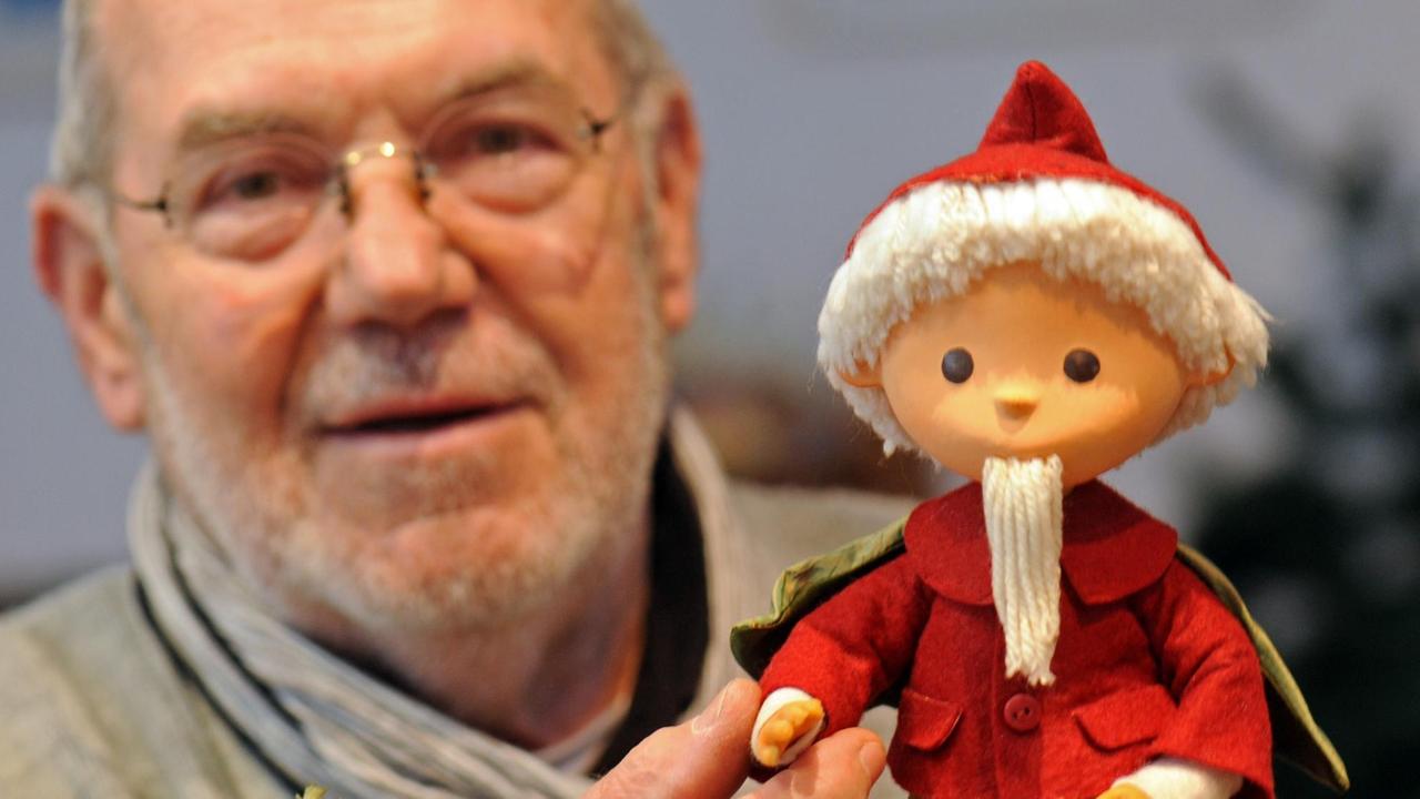 Winfried Kujas hält eine Sandmännchen-Puppe in den Händen. Winfried Kujas hält eine Sandmännchen-Puppe in den Händen.