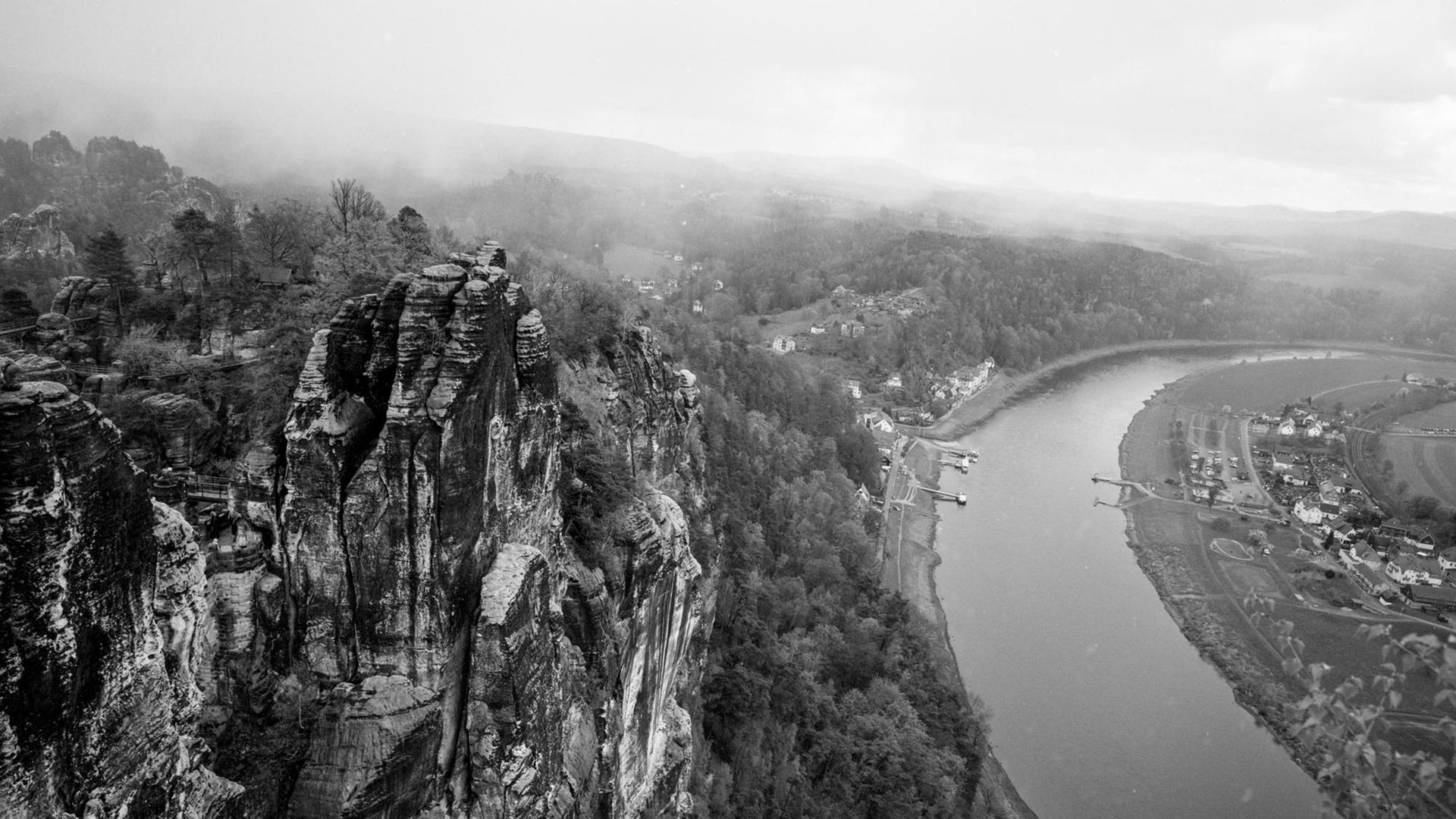 Eine schwarz-weiße Landschaftsaufnahme vom Elbsandsteingebirge und der Elbe in Sachsen. Eine schwarz-weiße Landschaftsaufnahme vom Elbsandsteingebirge und der Elbe in Sachsen.