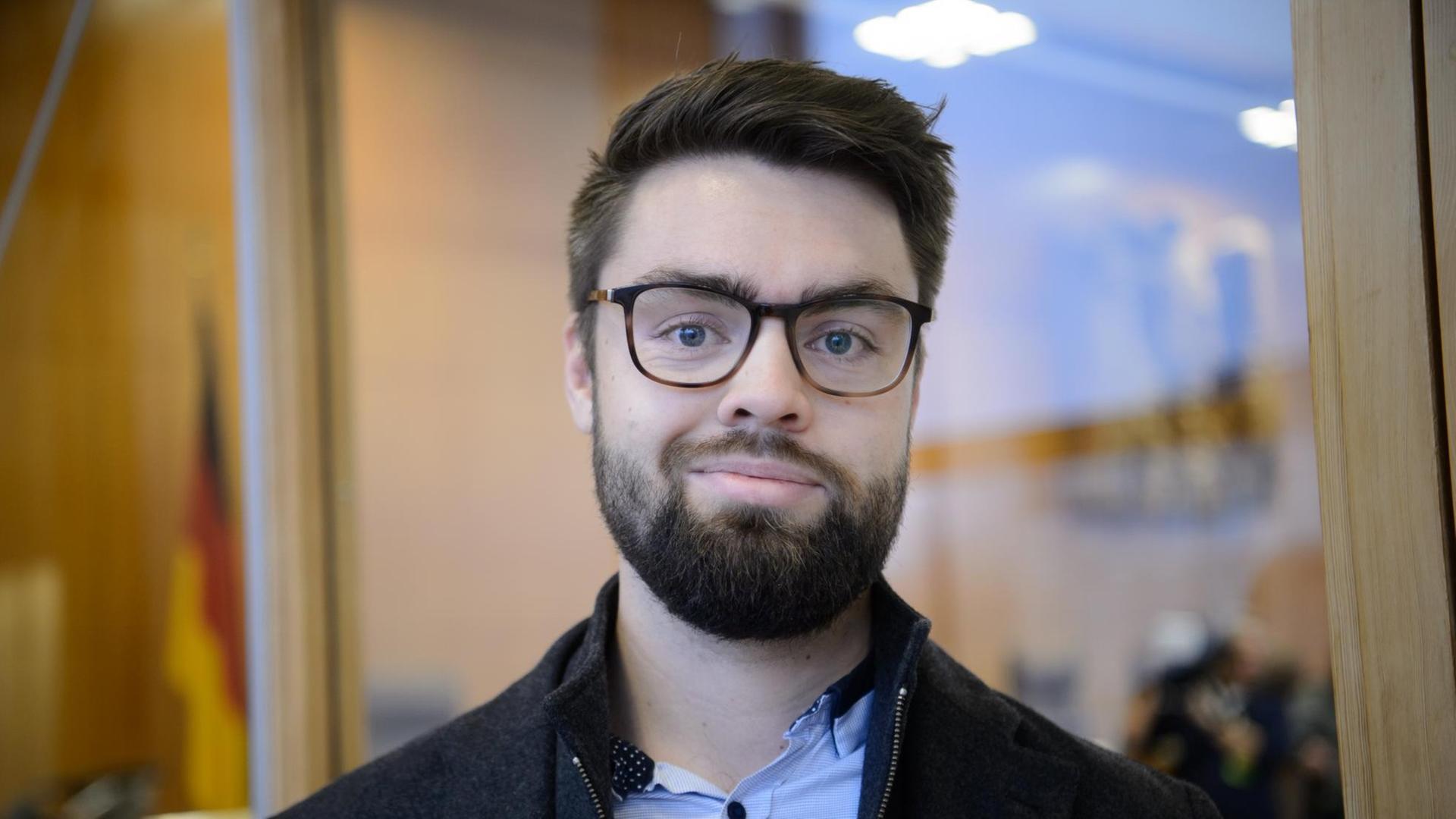 Lukas Valentin Floyd Jäger, Kläger im Ausgangsverfahren, steht am 19.12.2017 vor der Urteilsverkündung im Bundesverfassungsgericht in Karlsruhe (Baden-Württemberg). Das Bundesverfassungsgericht verkündet das Urteil über die Zulassungsbeschränkung (Numerus clausus) beim Medizinstudium. Es geht um das Grundrecht der freien Wahl der Ausbildungsstätte und des Berufs sowie den Gleichheitsgrundsatz. Lukas Valentin Floyd Jäger, Kläger im Ausgangsverfahren, steht am 19.12.2017 vor der Urteilsverkündung im Bundesverfassungsgericht in Karlsruhe (Baden-Württemberg). Das Bundesverfassungsgericht verkündet das Urteil über die Zulassungsbeschränkung (Numerus clausus) beim Medizinstudium. Es geht um das Grundrecht der freien Wahl der Ausbildungsstätte und des Berufs sowie den Gleichheitsgrundsatz.
