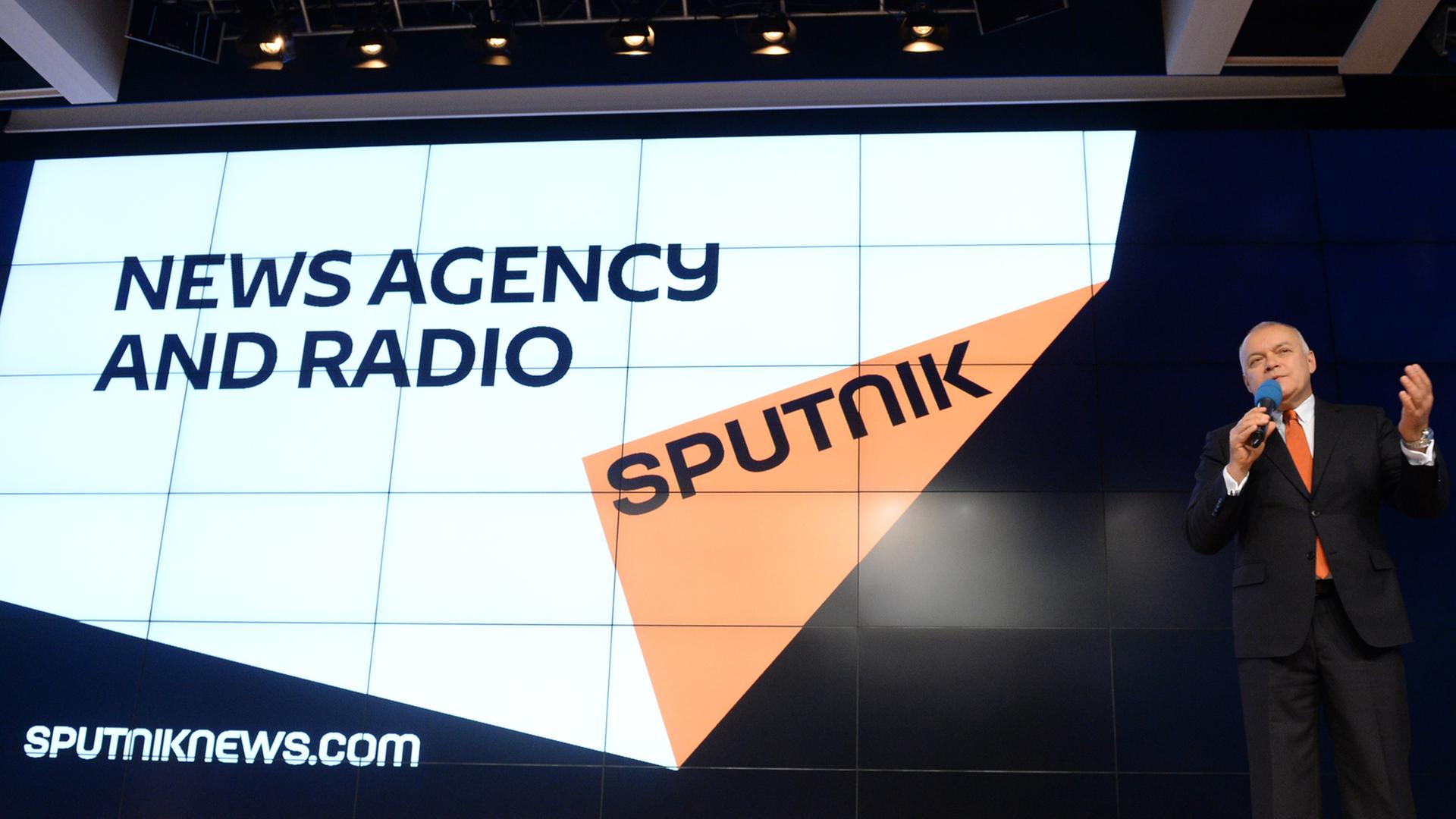 Der Chef von "Russia Today", Dimitri Kiseljow,bei der Präsentation des neuen Großprojekts Sputnik. Der Chef von "Russia Today", Dimitri Kiseljow,bei der Präsentation des neuen Großprojekts Sputnik.