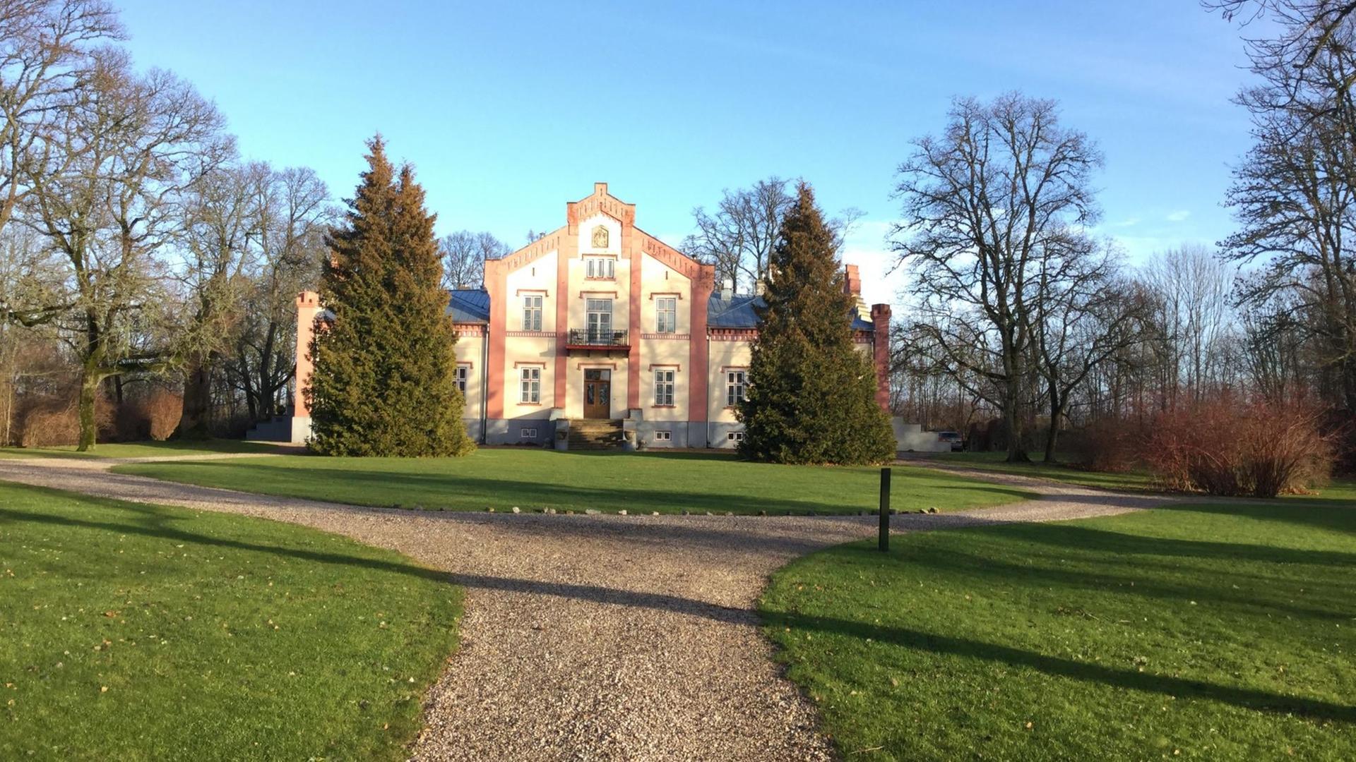 Herrschaftliches Haus im Park, ein breiter Weg, der darauf zuläuft. Herrschaftliches Haus im Park, ein breiter Weg, der darauf zuläuft.
