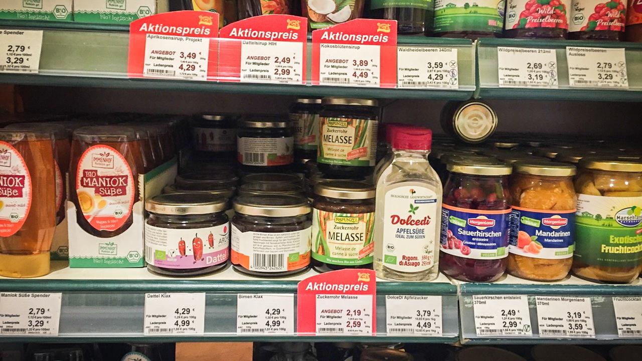 Blick in ein Supermarktregal mit Bioprodukten