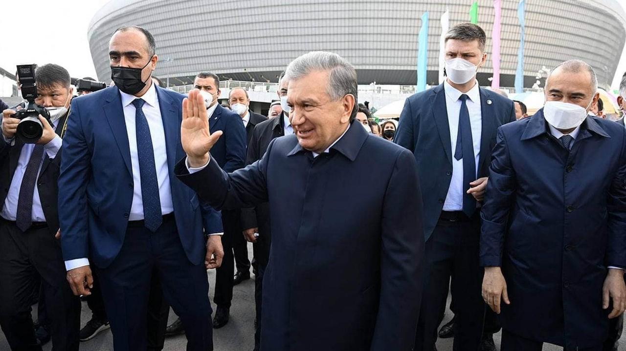 Usbekistans Präsident Shavkat Mirziyoyev hebt die Hand zum Gruß Usbekistans Präsident Shavkat Mirziyoyev hebt die Hand zum Gruß