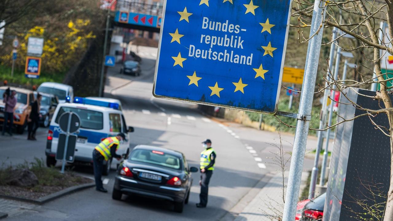 Saarland, Großrosseln: Beamte der Bundespolizei kontrollieren am 20. März ein französisches Fahrzeug, das von Petite-Rosselle in der Region Moselle in Frankreich nach Grossrosseln im Saarland fahren will. Saarland, Großrosseln: Beamte der Bundespolizei kontrollieren am 20. März ein französisches Fahrzeug, das von Petite-Rosselle in der Region Moselle in Frankreich nach Grossrosseln im Saarland fahren will.
