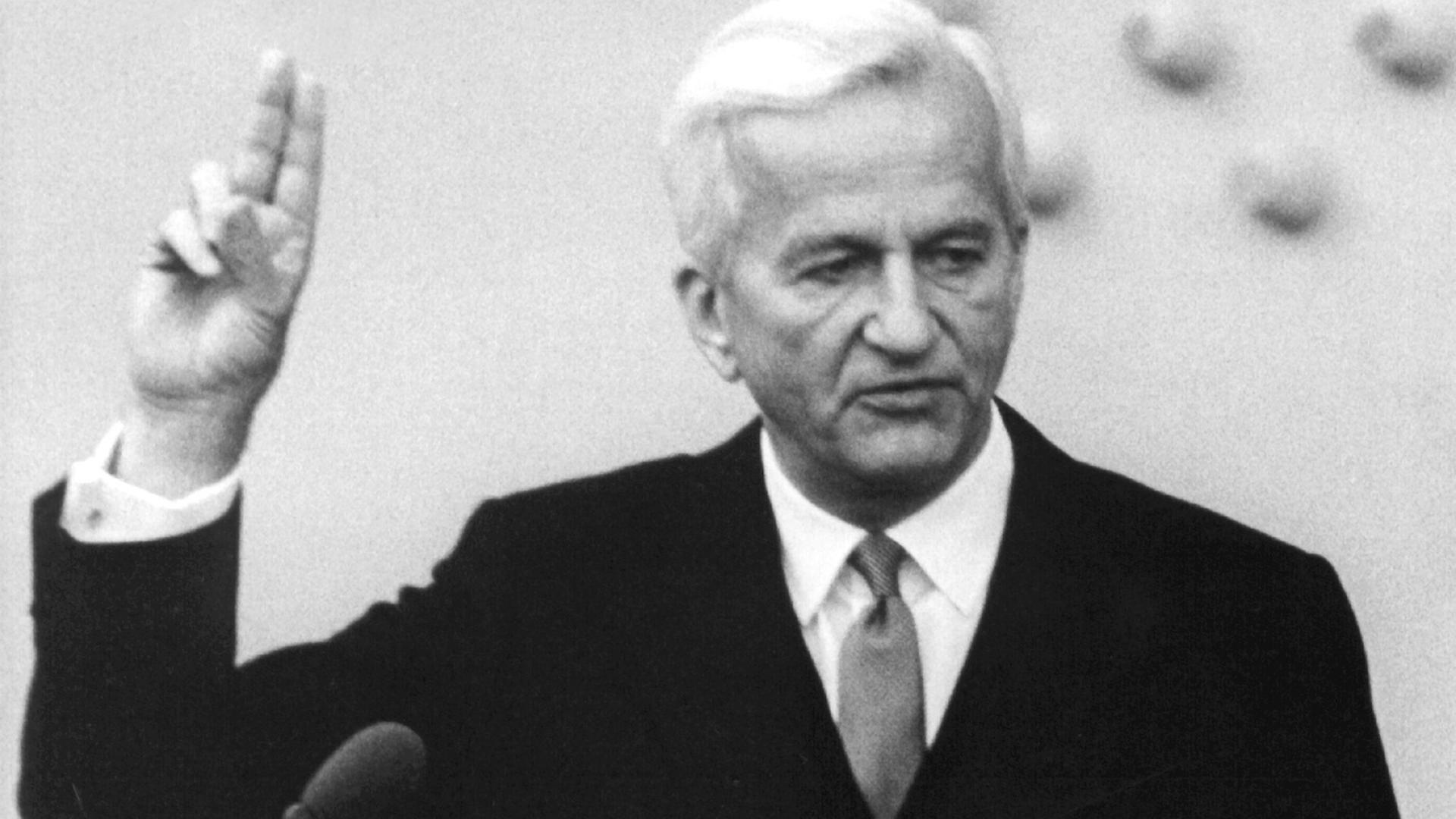 Richard von Weizsäcker hat die rechte Hand zum Schwur erhoben und spricht den Amtseid. Richard von Weizsäcker hat die rechte Hand zum Schwur erhoben und spricht den Amtseid.