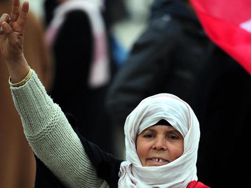 Eine Demonstrantin feiert in Tunesien im Februar 2011 nach dem Rücktritt des damaligen Premierministers Ghannouchi