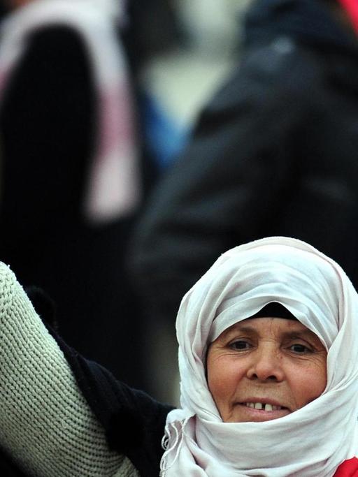 Eine Demonstrantin feiert in Tunesien im Februar 2011 nach dem Rücktritt des damaligen Premierministers Ghannouchi