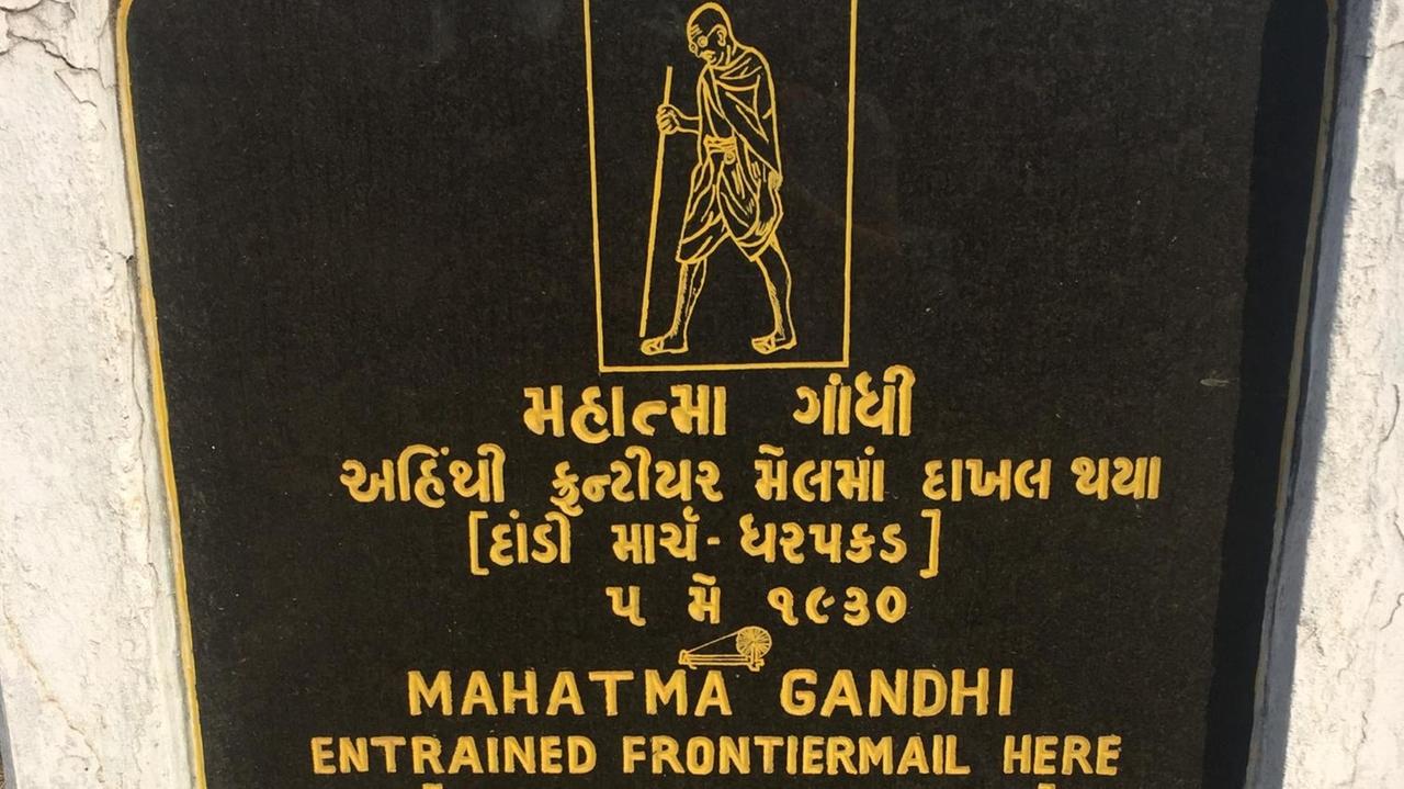 Eine Gedenktafel in Gujarat, von hier wurde Gandhi in einen Schnellzug verfrachtet, weil er sich gegen das Salzmonopol der Briten aufgelehnt hatte. Eine Gedenktafel in Gujarat, von hier wurde Gandhi in einen Schnellzug verfrachtet, weil er sich gegen das Salzmonopol der Briten aufgelehnt hatte.