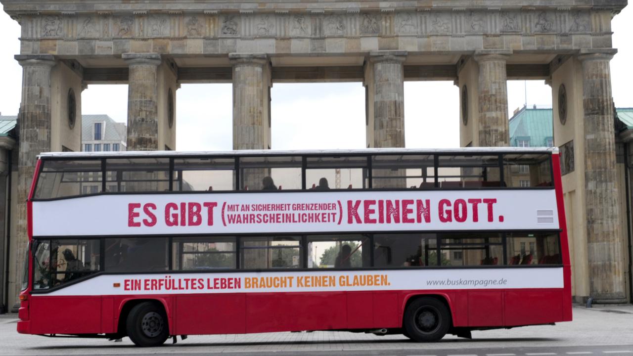Ein Bus mit der Aufschrift "Es gibt (mit an Sicherheit grenzender Wahrscheinlichkeit) keinen Gott" am Brandenburger Tor in Berlin: Eine Aktion von überzeugten Atheisten 2009. Ein Bus mit der Aufschrift "Es gibt (mit an Sicherheit grenzender Wahrscheinlichkeit) keinen Gott" am Brandenburger Tor in Berlin: Eine Aktion von überzeugten Atheisten 2009.