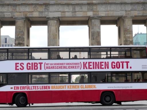 Ein Bus mit der Aufschrift "Es gibt (mit an Sicherheit grenzender Wahrscheinlichkeit) keinen Gott" am Brandenburger Tor in Berlin: Eine Aktion von überzeugten Atheisten 2009.
