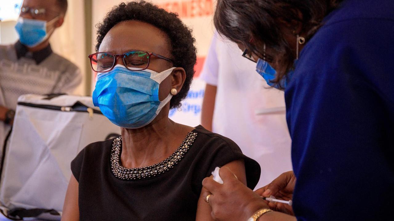 Ugandas Gesundheitsministerin Aceng erhält ihre erste Impfdosis in einem Krankenhaus in Kampala