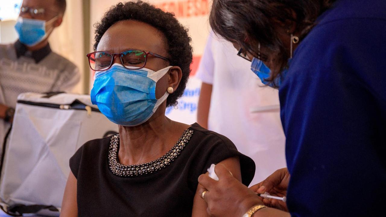 Ugandas Gesundheitsministerin Aceng erhält ihre erste Impfdosis in einem Krankenhaus in Kampala Ugandas Gesundheitsministerin Aceng erhält ihre erste Impfdosis in einem Krankenhaus in Kampala