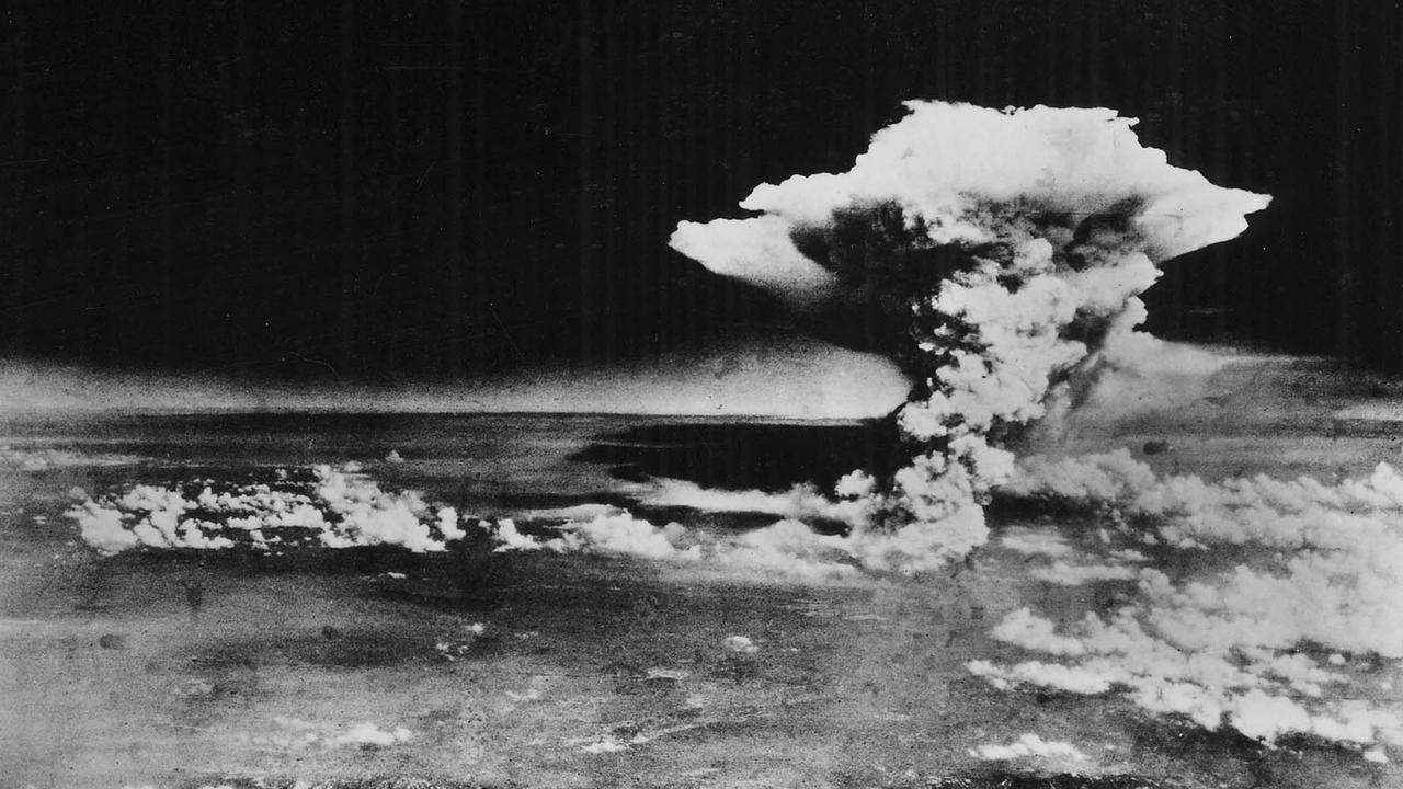 Schwarz-Weiß-Foto vom Atompilz über Hiroshima, aufgenommen kurz nach dem Abwurf der Atombombe am 6. August 1945 Schwarz-Weiß-Foto vom Atompilz über Hiroshima, aufgenommen kurz nach dem Abwurf der Atombombe am 6. August 1945