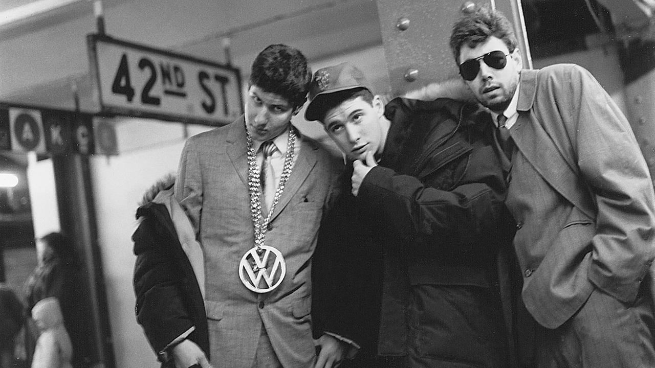 The Beastie Boys auf einer alten sw-Aufnahme in typischer Hip-Hop-Pose fotografiert in der U-Bahnstation West 42nd Street/Times Square in New York 1986. Von links nach rechts: Michael Diamond (alias Mike D), Adam Horovitz (auch als Ad-Rock bekannt) und Adam Yauch (alias MCA, 1964-2012).